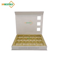 Boîte en carton élégante personnalisée de 12 chocolats au caramel avec couvercle à fermeture magnétique et inserts dorés pour bonbons, truffes sucrées