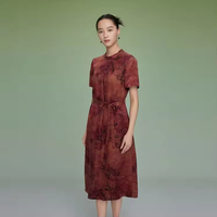 Robe midi en soie Gambiered à col montant et taille ajustée, 100 % soie de mûrier, manches courtes, coupe trapèze, vente en gros du fabricant