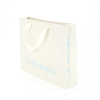 Sacs de shopping en carton recyclable de luxe avec poignées en ruban imprimées sur mesure, emballage cadeau en carton offset durable avec revêtement UV pour