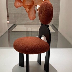 Silla Earring con Respaldo Alto, Tapizada, para Comedor, en Madera de Nogal Marrón, para Adultos - Product Image 1