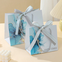 Sacs en papier de luxe personnalisés avec logo en relief pour vêtements, sacs de shopping en carton pour la vente au détail, sacs cadeaux avec poignée en corde