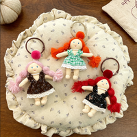 Porte-clés poupée fille en tissu tressé à queue de cheval, cousu main, avec jolie jupe florale, pendentif et breloque de sac polyvalente