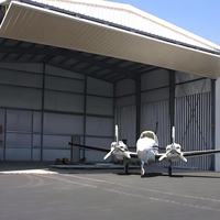 Hangar/abri pour petits avions en structure acier moderne préfabriqué, économique et modulaire de la marque JINGYI, assemblage facile, garantie 3 ans