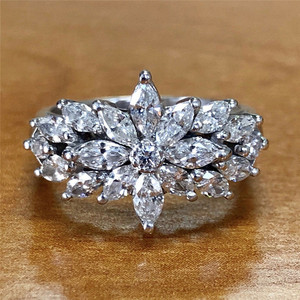 Anello da Donna a Forma Floreale con Elegante Accento in Pietra, Gioiello di Moda Stile Lusso per Uso Quotidiano, Idea Regalo - Product Image 6