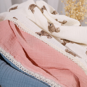 Nouveau Design 2 couches bambou coton mousseline lange d'emmaillotage bébé dentelle personnalisable dessin animé Pom Pom couverture de couchage doux confortable - Product Image 3
