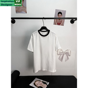 T-shirt basique uni à manches courtes et col rond en coton 100 % avec bordure noire contrastante pour <span class=keywords><strong>femme</strong></span>, idéal pour le quotidien – Vente en gros de hauts pour femmes - Product Image 1