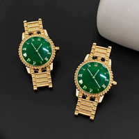 Boucles d'oreilles clous en forme de cadran de montre au style audacieux et unique. Grande montre dorée au design élégant, disponible en plusieurs couleurs. Boucles d'oreilles en forme d'horloge NE0126