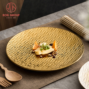 Assiette à dîner ronde en céramique à texture verticale dorée pleine pour la restauration hôtelière en gros - Product Image 4