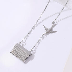 Collana con Ciondolo a Forma di Lettera e Charm a Forma di Rondine in Oro 18k, Prodotta in Cina - Product Image 3