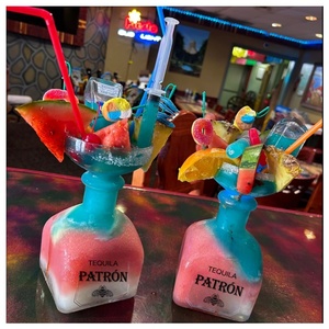 Bouteille de tequila en plastique réutilisable personnalisée de 750 ml avec <span class=keywords><strong>verre</strong></span> à <span class=keywords><strong>margarita</strong></span> géant arc-en-ciel pour les fêtes - Product Image 6