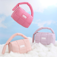 Trousse de Maquillage Matelassée Légère à Fermeture Éclair avec Logo Personnalisé, Sac Cosmétique en Nylon Matelassé en Coton Gonflé de Voyage avec Poignée Ronde