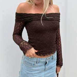 Haut court tendance pour femme en dentelle à épaules dénudées, manches longues, en tricot fin respirant de polyester et élasthanne, idéal pour un usage décontracté - Product Image 4