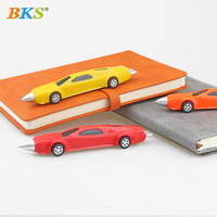 Stylo bille publicitaire en plastique, modèle mini-voiture, design enfantin, personnalisable avec logo, vente en gros
