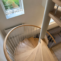 Escalier en colimaçon moderne de style minimaliste pour appartement, avec planification d'installation par un fabricant spécialisé