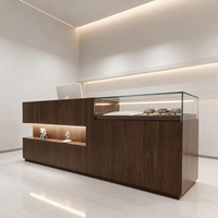 Vitrine de Luxe en Chêne Clair avec Cadre Métallique Foncé, Éclairage LED Chaud et Base Panneelée pour Bijouterie et Aménagement Commercial
