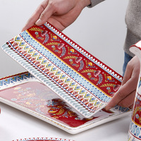 Omk Creative 2025 Nouvelle assiette plate en céramique peinte en rouge pour la maison, assiette à soupe, bol à riz, style moyen-oriental, assiette à dîner pour les fêtes