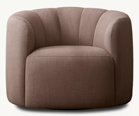 Chaise à dossier arrondi, formes fluides et élégantes, proportionnement confortable, inspirée de la couture artisanale