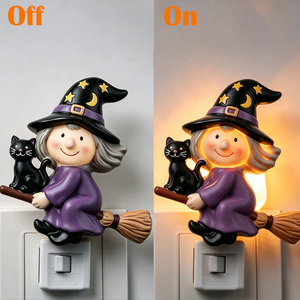 Lampe de nuit à brancher en résine, motif Sorcière d'Halloween et Chat Noir, avec balai, pour prise murale, décoration de fête et de maison, vente en gros, personnalisable, ODM - Product Image 3