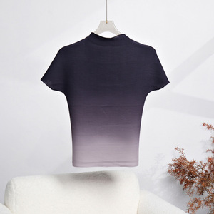 Haute qualité en gros usine Miyake plissé dégradé couleur haut femmes Style décontracté chemise plis T-Shirt à manches courtes - Product Image 2