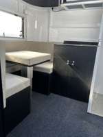 Remorque compacte pour 2 chevaux 2HAL-4900 avec salon, canapé et table, chargement en angle pour club équestre