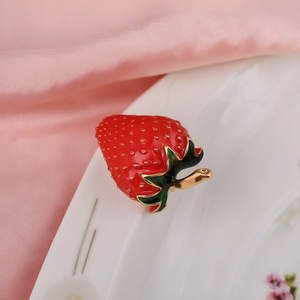 Spilla a forma di fragola in smalto rosso e tonalità oro, accessorio di moda - Product Image 3