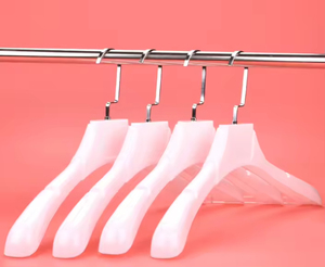 Cintres à vêtements noirs de luxe personnalisés à bas prix, <span class=keywords><strong>cintre</strong></span> pour sac de costume blanc, <span class=keywords><strong>cintre</strong></span> pour chemise, <span class=keywords><strong>cintre</strong></span> <span class=keywords><strong>en</strong></span> plastique antidérapant pour costume avec logo - Product Image 5