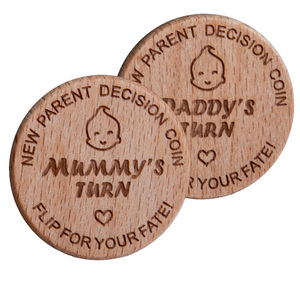 Moneta commemorativa <span class=keywords><strong>in</strong></span> <span class=keywords><strong>legno</strong></span> naturale per le nuove genitori, accessorio divertente per le decisioni quotidiane: allattamento, cambio pannolino, calmare i momenti di tensione. - Product Image 4