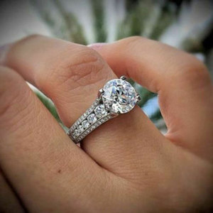 Anello classico con pietra rotonda a quattro punte per donna, design geometrico intarsiato, gioielli alla moda per feste - Product Image 6