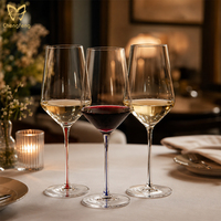 Handgeblazen kristallen glazen witte wijnglazen met dunne rode zijden steel, klassieke universele wijnglazen voor restaurant en feestjes