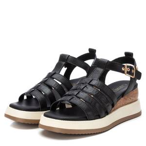 Sandales compensées pour femme Carmela en cuir noir avec plateforme et boucle dorée - Product Image 4
