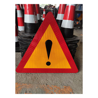 Panneau de signalisation en aluminium réfléchissant 800*1.5 de couleur personnalisée Panneau d'avertissement triangulaire pour film publicitaire routier