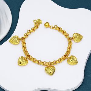 Bracelet tendance plaqué or 24 carats avec grand pendentif cœur, idéal pour femme - Nouvelle collection en promotion - Product Image 4