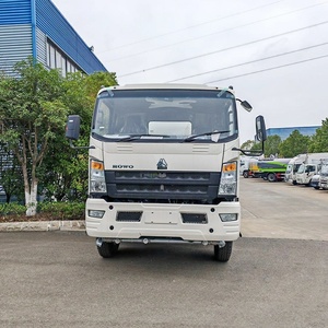 Camión Cisterna de Agua Sinotruk HOWO 4x2 de 9000L para Limpieza de Carreteras, Control de Polvo y Uso en Obras de Construcción - Product Image 2