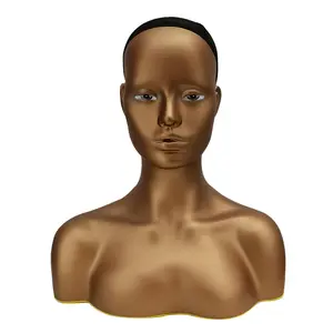 Omuzlar ile gerçekçi manken kafaları kullanarak siyah kadınlar için peruk vitrinde bir dükkanda bir ekran