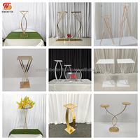 Support de fleurs de mariage en métal doré à base carrée lisse et pilier incurvé pour décoration intérieure