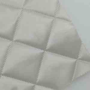 Tela de Satén Color <span class=keywords><strong>Beige</strong></span> al por Mayor, Tela de Poliéster 100% con Doble Cara y <span class=keywords><strong>Acolchado</strong></span> Ultrasónico de Diamantes para Forro de Ropa y Decoración - Product Image 4