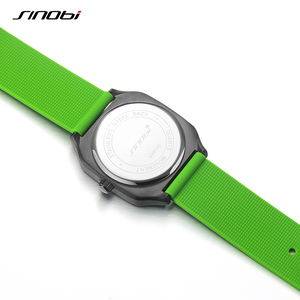Montre <span class=keywords><strong>de</strong></span> sport au design créatif <span class=keywords><strong>de</strong></span> terrain <span class=keywords><strong>de</strong></span> football pour <span class=keywords><strong>les</strong></span> fans <span class=keywords><strong>de</strong></span> football internationaux, bracelet en silicone vert, montre à quartz pour <span class=keywords><strong>les</strong></span> grands événements <span class=keywords><strong>de</strong></span> football - Product Image 3