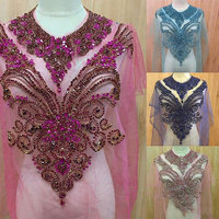 Applique de corsage en forme de cœur avec motif floral en strass dorés et cristal, faite à la main, colorée, à coudre, perlée, argentée brillante 3D pour robe