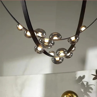 Lustre LED moderne et minimaliste à hauteur réglable avec structure en fer et abat-jour en verre, taille moyenne, pour l'éclairage du salon