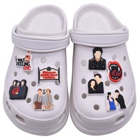 HY Wholesale Populaire Breloques et boucles pour chaussures, pantoufles, sandales et sabots, à l'effigie de personnages de films européens et américains, dont Vampire Diaries