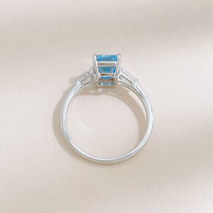 <span class=keywords><strong>Anillo</strong></span> <span class=keywords><strong>de</strong></span> Diamante <span class=keywords><strong>Azul</strong></span> Cultivado en Laboratorio con Corte Esmeralda y Tres Piedras, Chapado en Oro Blanco <span class=keywords><strong>de</strong></span> 18K, Color Fantasía, <span class=keywords><strong>Anillo</strong></span> Clásico <span class=keywords><strong>de</strong></span> Compromiso y Boda para Mujer - Product Image 4