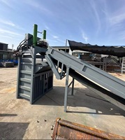 Presse à balles hydraulique verticale industrielle avec convoyeur pour les applications de recyclage du papier, du carton, du plastique et des déchets.