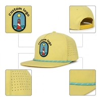 Casquette Snapback personnalisée en polyester à 5 panneaux avec visière plate, cordon tendance, logo en caoutchouc et trous découpés au laser de haute qualité