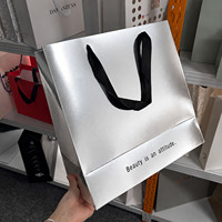 Sac en carton holographique argenté brillant de luxe avec logo noir personnalisé imprimé et poignée en ruban pour boutiques et commerces de détail