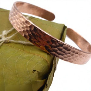 Brazalete Abierto de Cobre Puro Hecho a Mano con Superficie Texturizada y Patrón Martillado, Cobre Sólido de Alta Resistencia - Product Image 1
