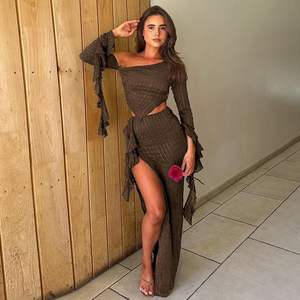 Ensemble jupe longue et haut court moulant pour femme, style épaules dénudées, avec fente et manches longues, en polyester et mousseline, collection 2026 - Product Image 2