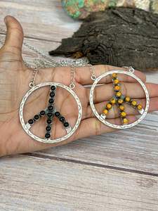 สร้อยคอเงินแท้ทำมือดีไซน์ใหม่ทันสมัยประดับพลอยแบล็คออนิกซ์รูปผึ้ง  MBR GEMS & JEWELRY สำหรับทุกเพศ เหมาะสำหรับวันครบรอบ สไตล์หรูหรา - Product Image 5