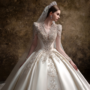LSHT125 Vestido de Novia Moderno y Elegante con Cuello en V, Apliques Florales de Cristal y Manga Larga para Mujer - Product Image 2