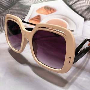 Nouvelles Lunettes de Soleil Carrées Surdimensionnées Rétro à Monture Creuse et Verres Dégradés pour Femme – Collection 2022 - Product Image 1