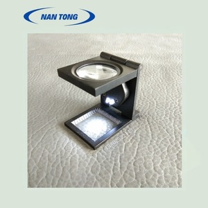 Loupe pliable Nantong 75 mm avec lentille acrylique et 2 lumières LED pour impression et usage domestique - Product Image 2